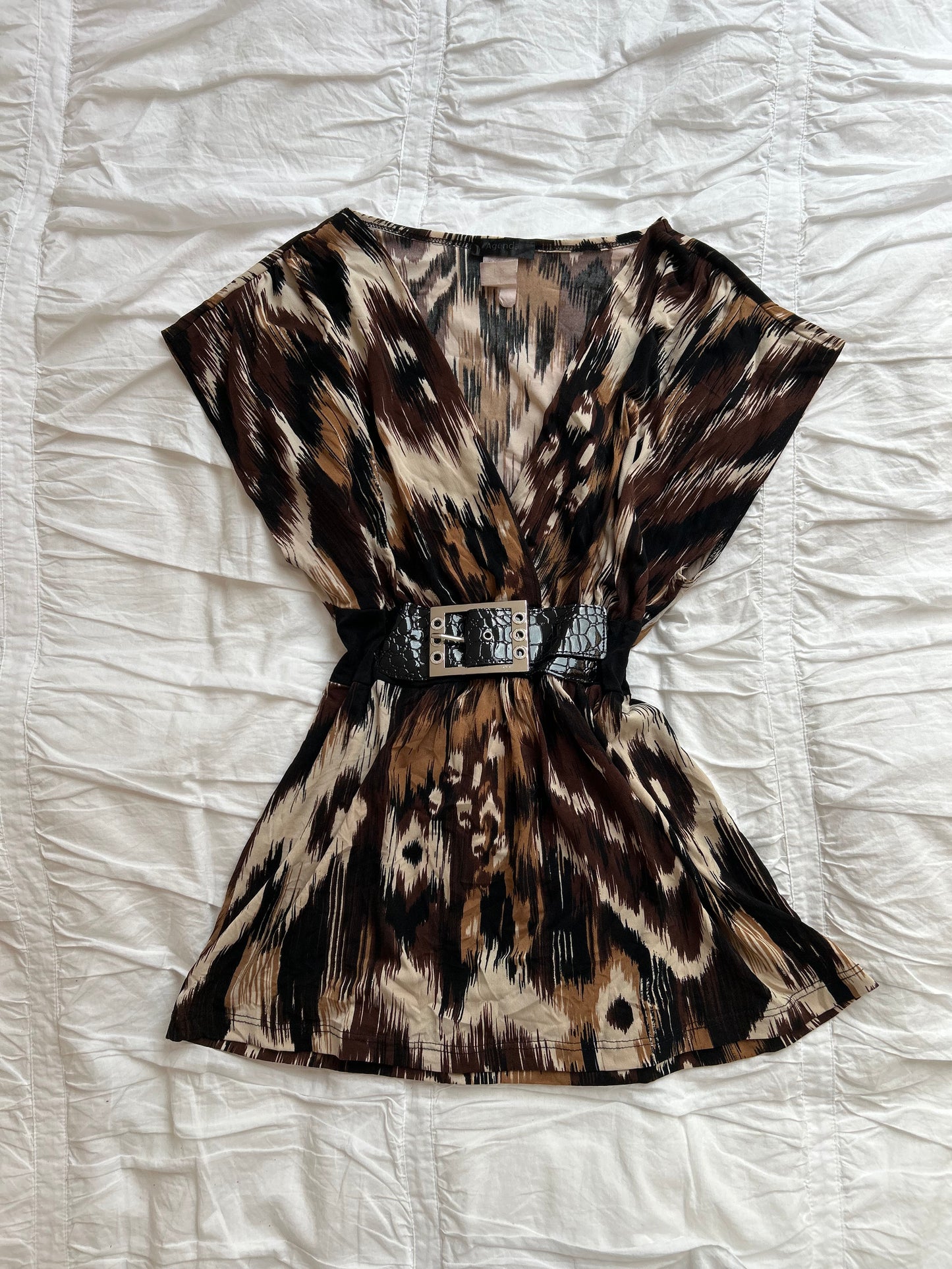 Vintage Agenda Top – Ikat-Muster & Lackgürtel