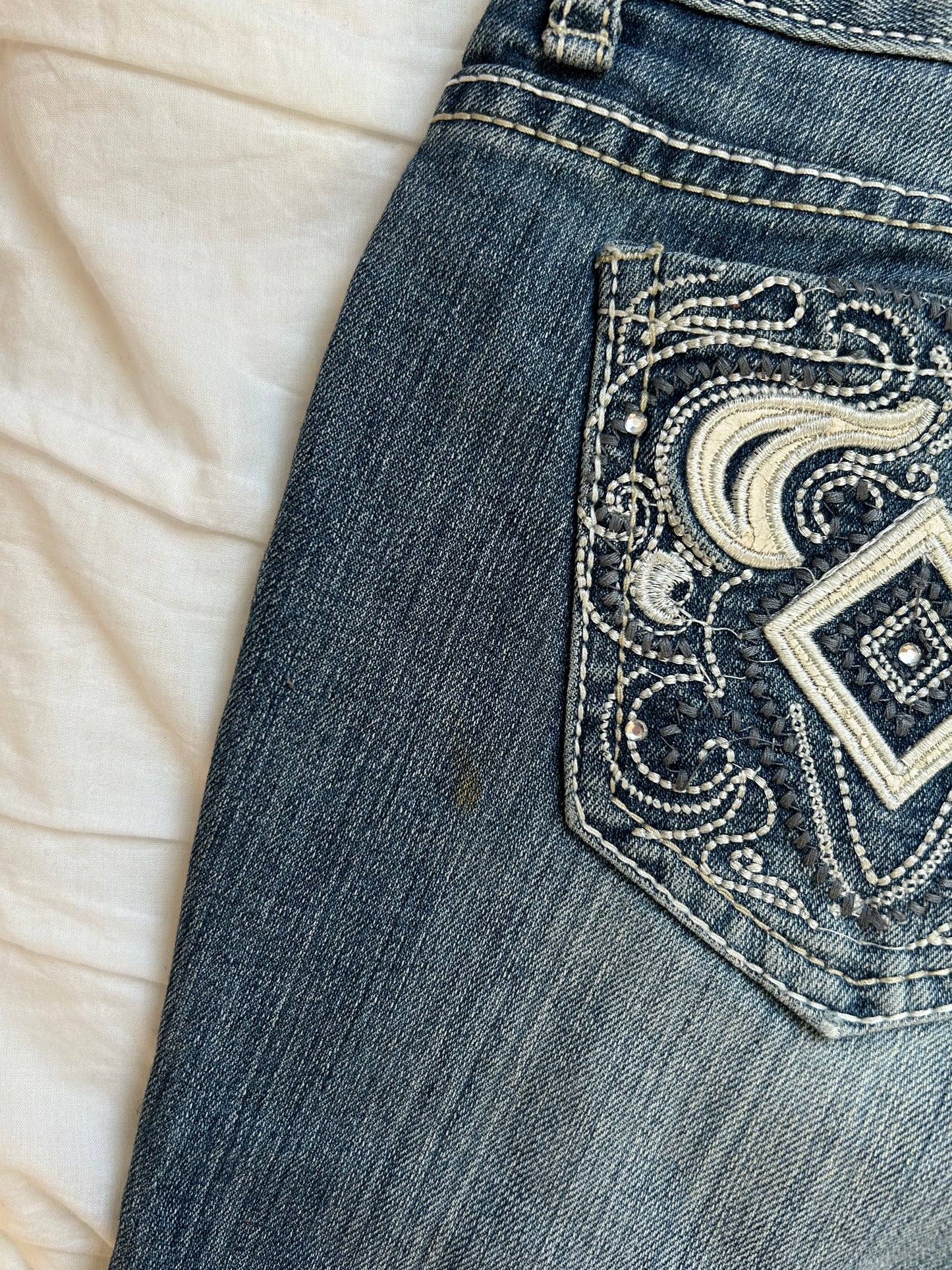 Vintage Amethyst Bootcut Jeans – Western Stickerei & Kontrastnähte