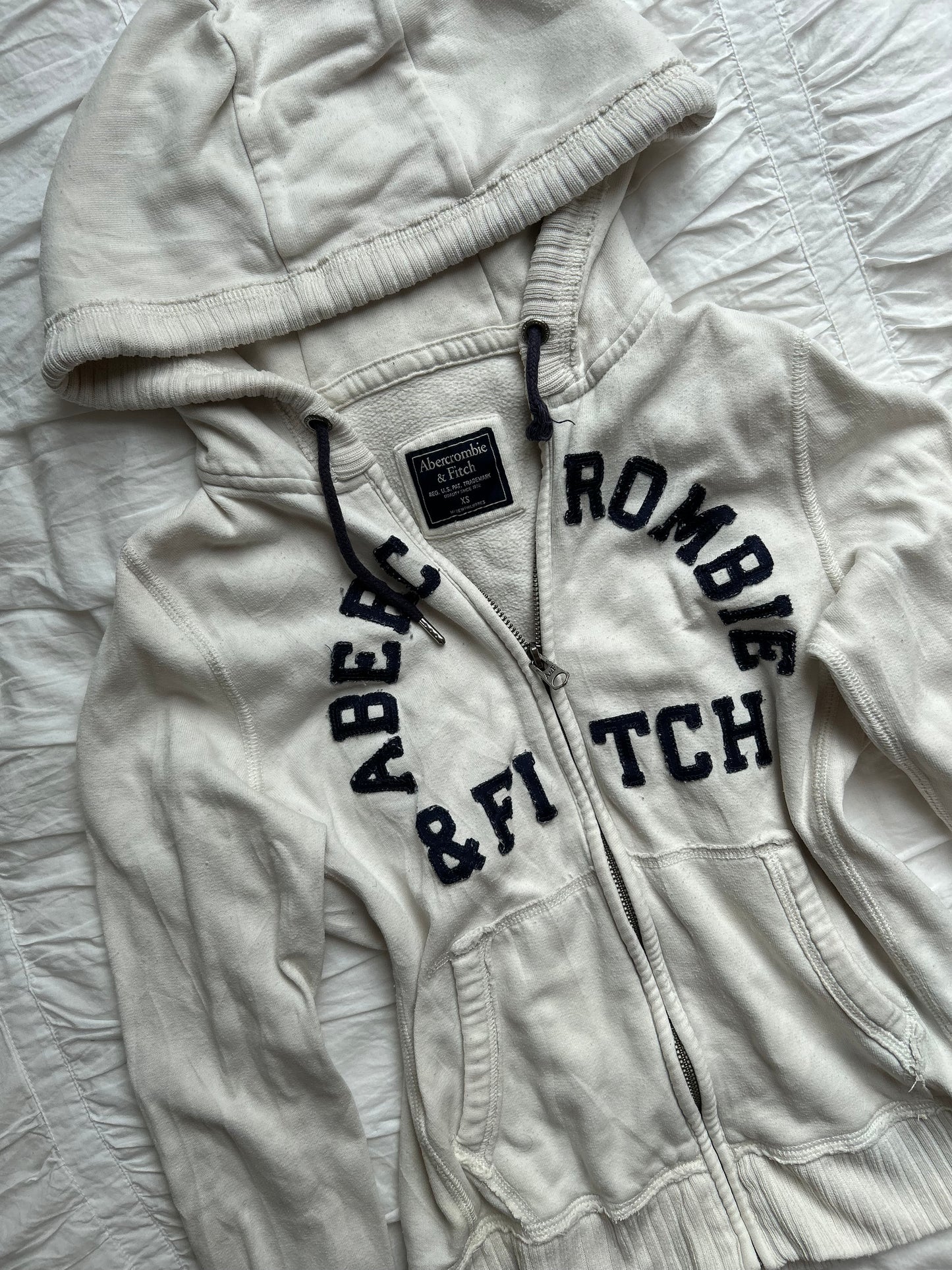 Weiße Abercrombie & Fitch Sweatshirtjacke mit dunkelblauem Logo-Schriftzug