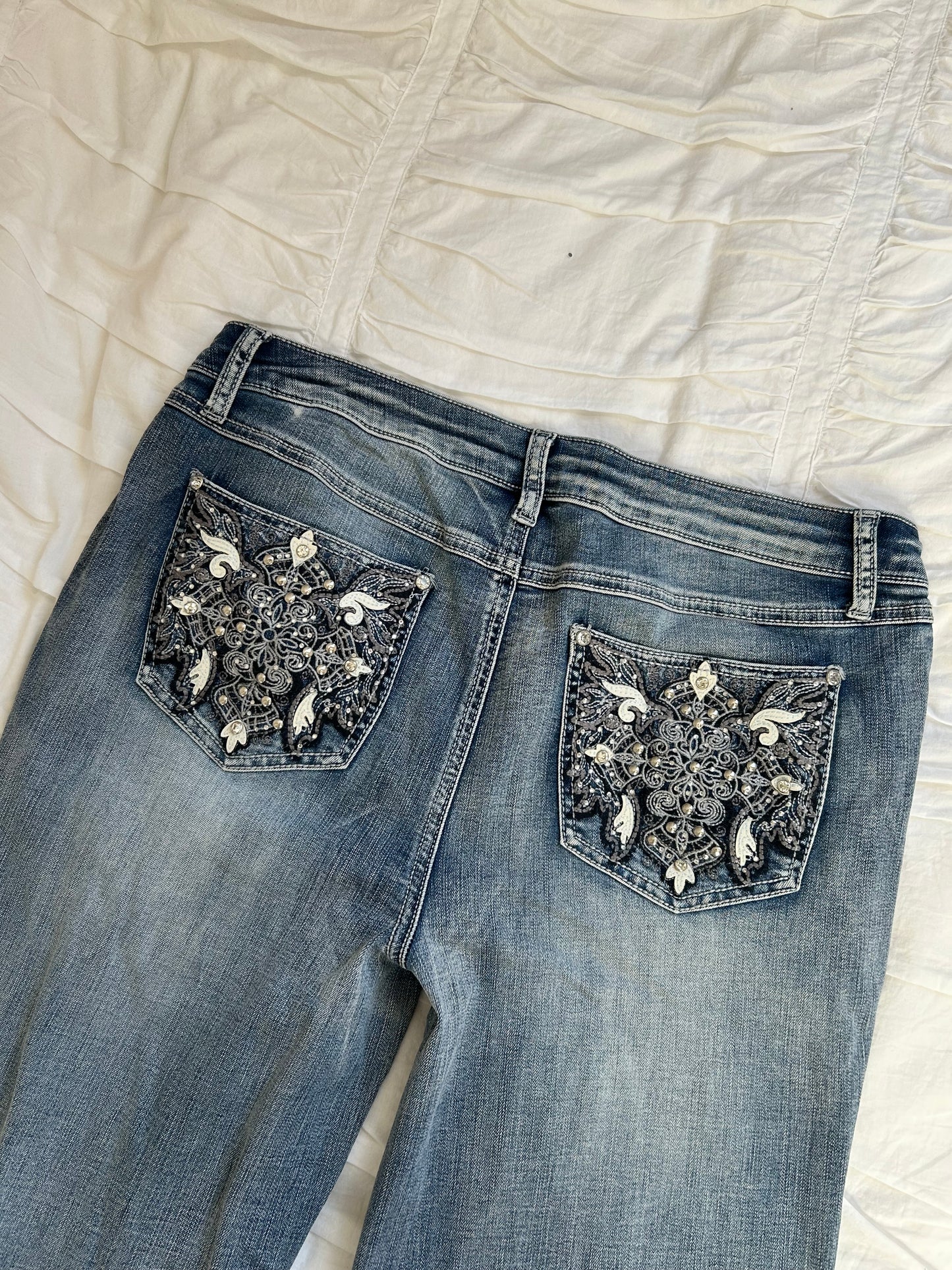 Vintage EST. 1946 Denim Jeans – Ornament-Stickerei & Strass