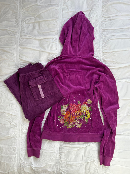 Vintage Juicy Couture Velours-Set in Violett – Floraler Rückenprint & Strass