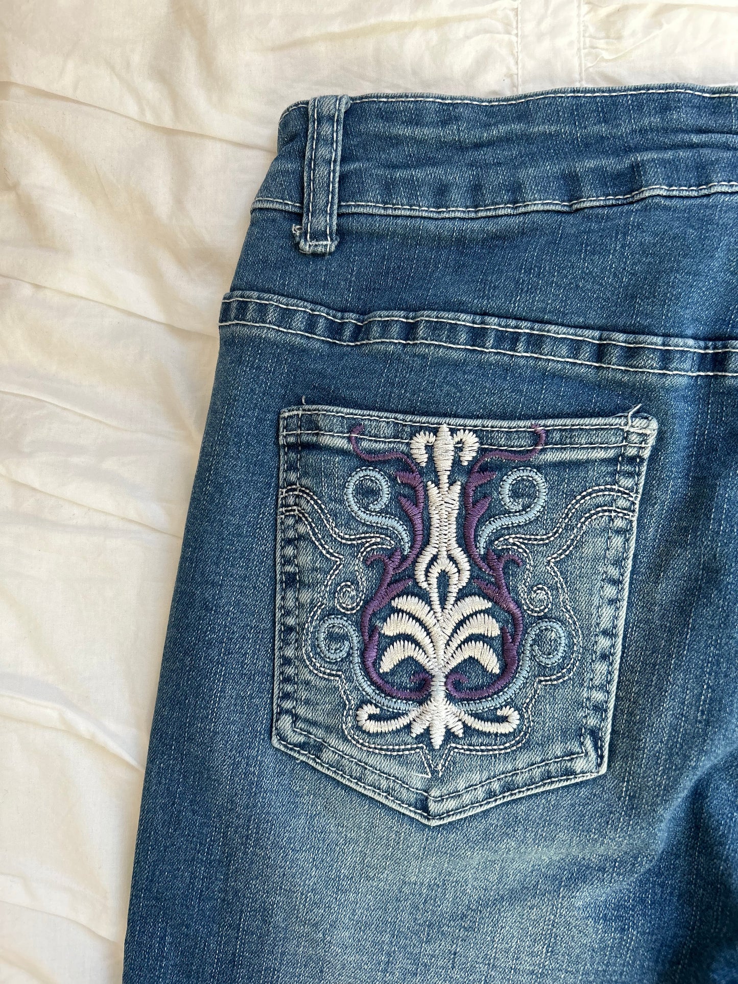 Flare Jeans – Ornament-Stickerei in Weiß & Lila