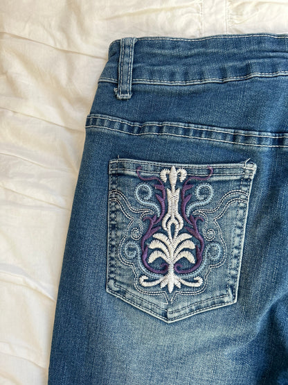 Flare Jeans – Ornament-Stickerei in Weiß & Lila