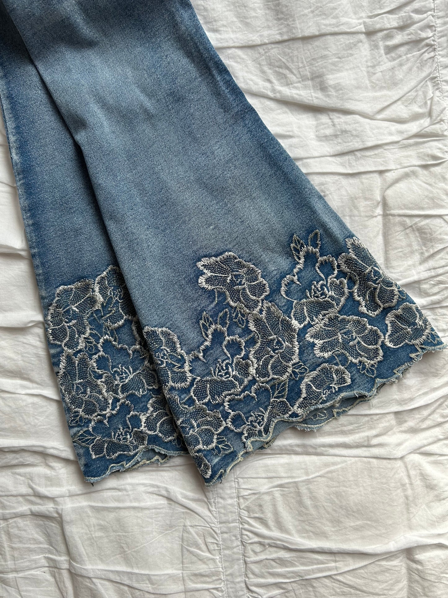 Vintage VENUS Flare Jeans – Florale Stickerei am Beinsaum-Still Alive