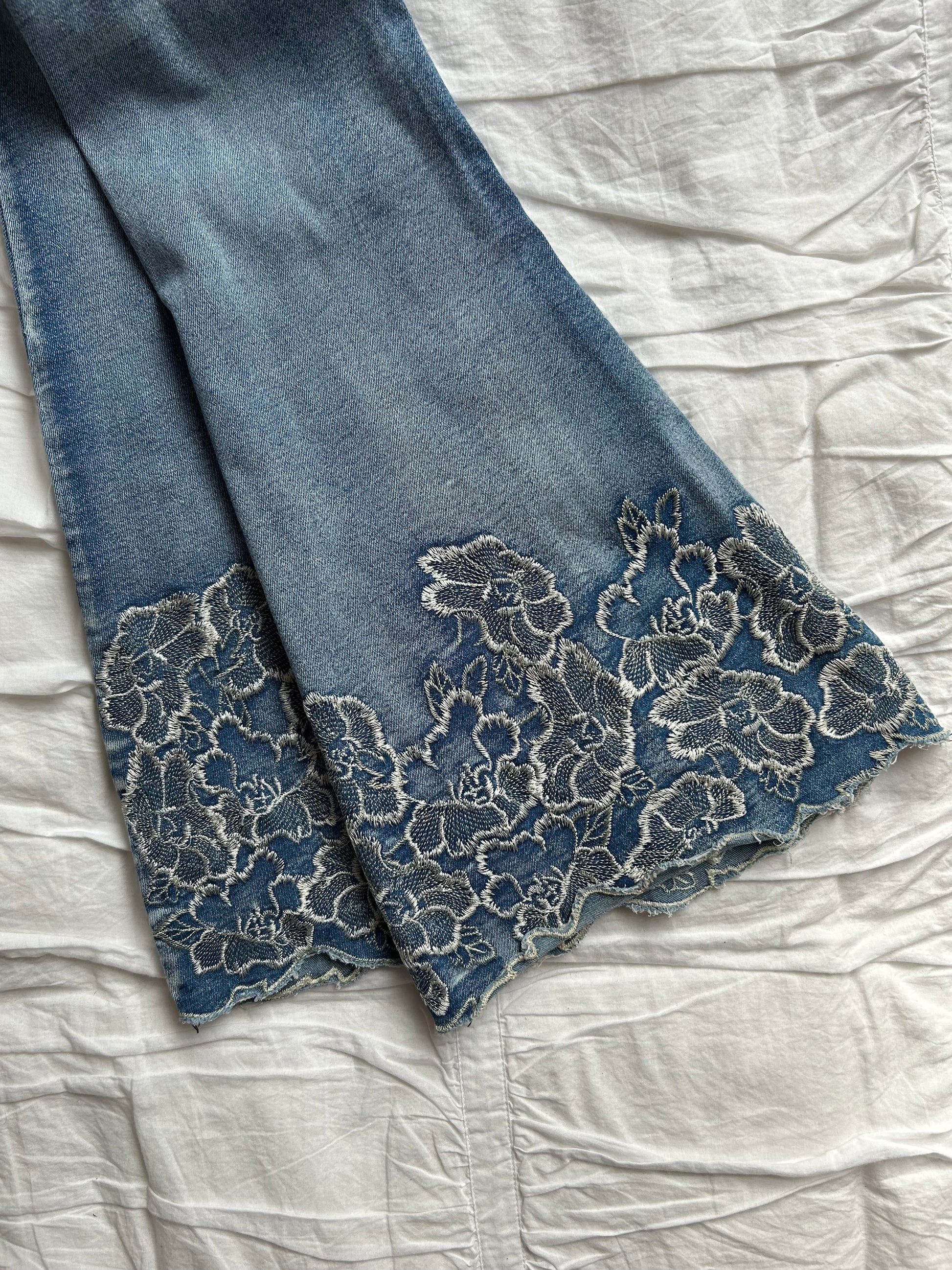 Vintage VENUS Flare Jeans – Florale Stickerei am Beinsaum-Still Alive