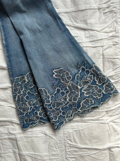 Vintage VENUS Flare Jeans – Florale Stickerei am Beinsaum-Still Alive