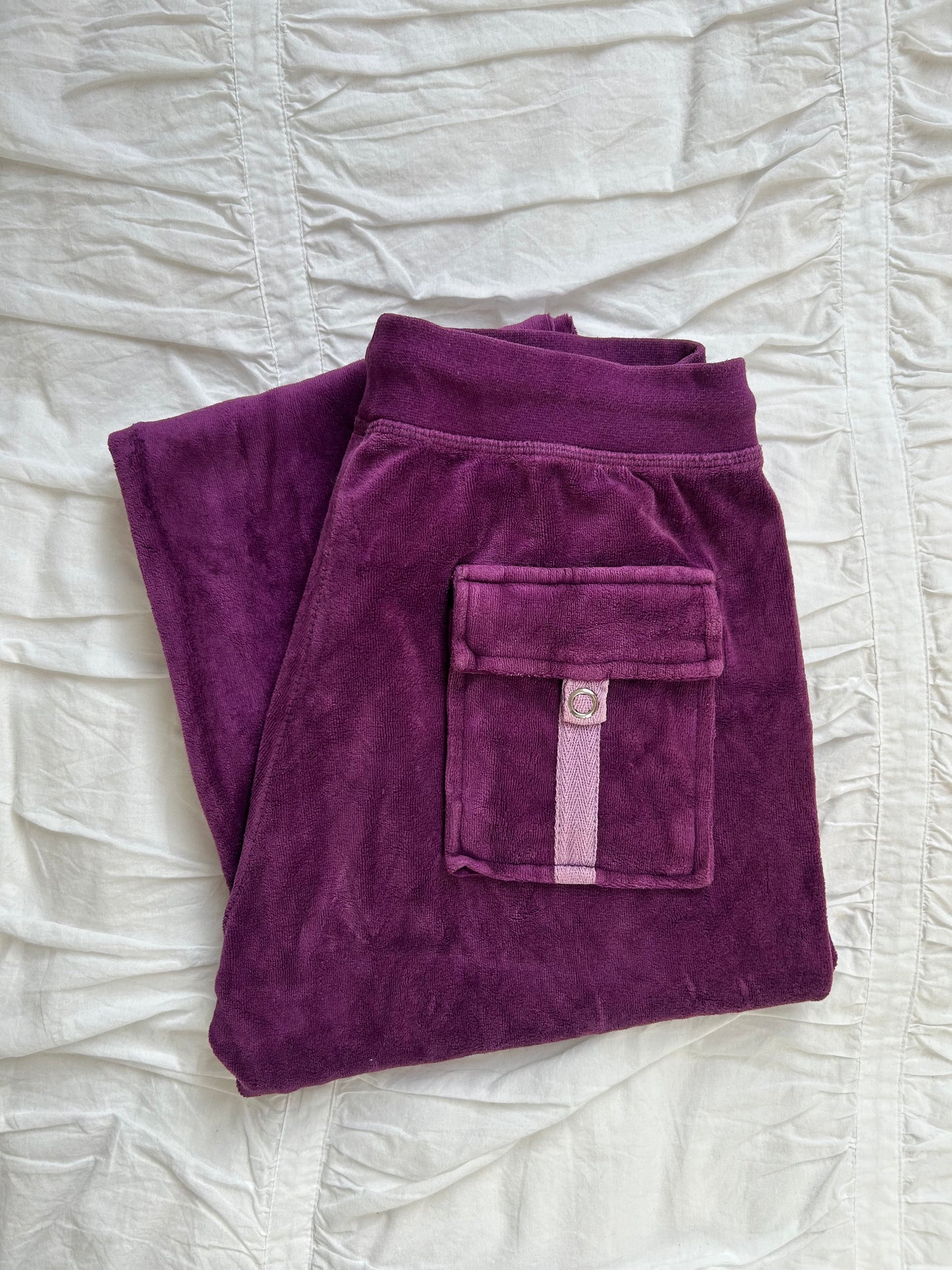 Vintage Juicy Couture Velours-Set in Violett – Floraler Rückenprint & Strass