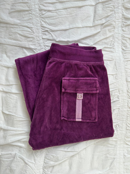 Vintage Juicy Couture Velours-Set in Violett – Floraler Rückenprint & Strass