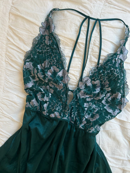 Auden Babydoll Top – Florale Spitze & Strappy Back