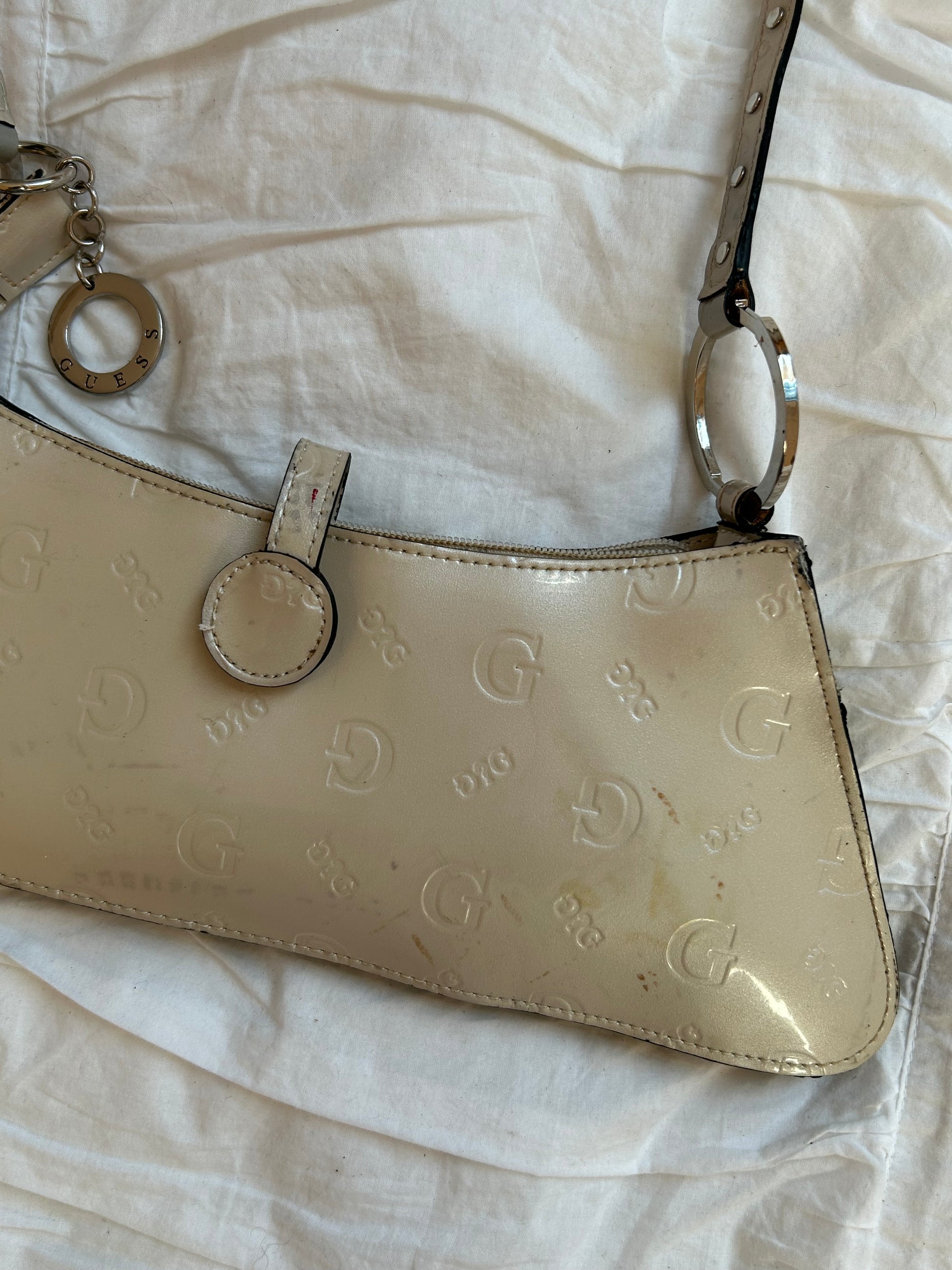 Vintage Guess Schultertasche Creme Lackleder mit Strass-G & Nieten-Still Alive