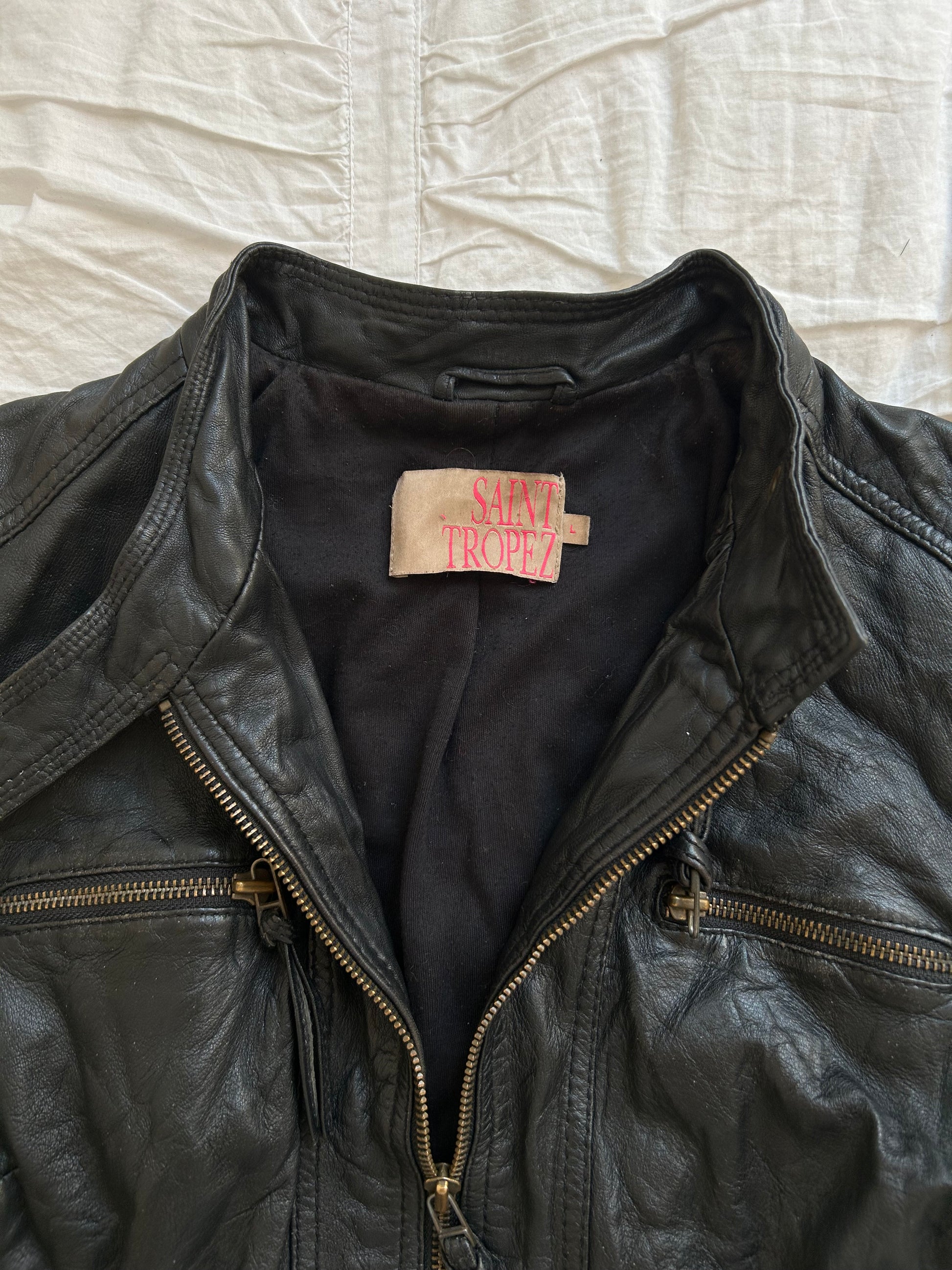 Vintage Saint Tropez Echtlederjacke – Biker-Stil & Rippstrick-Einsätze-Still Alive