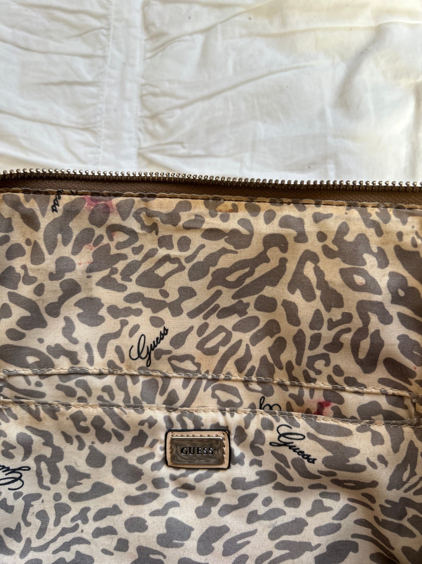Vintage Guess Handtasche Metallic-Details & Logo-Print