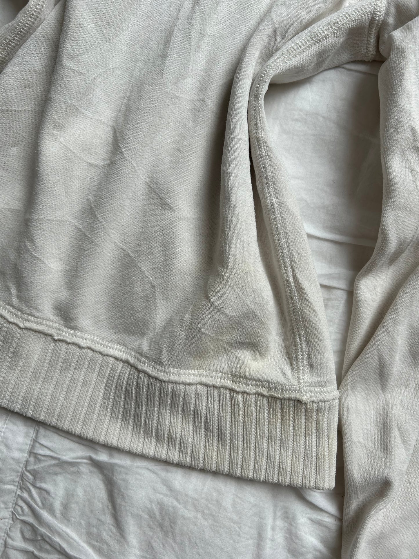 Weiße Abercrombie & Fitch Sweatshirtjacke mit dunkelblauem Logo-Schriftzug