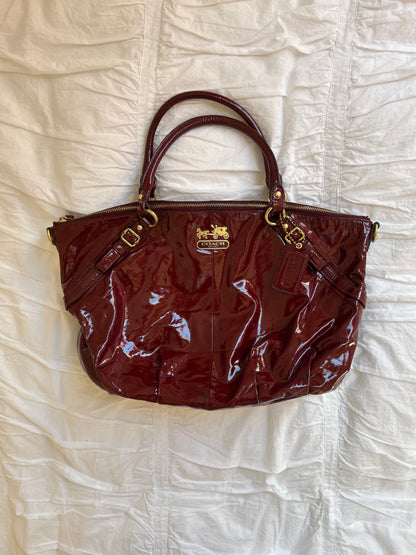 Elegante Coach Handtasche Burgunderrotes Lackleder & Gold-Details