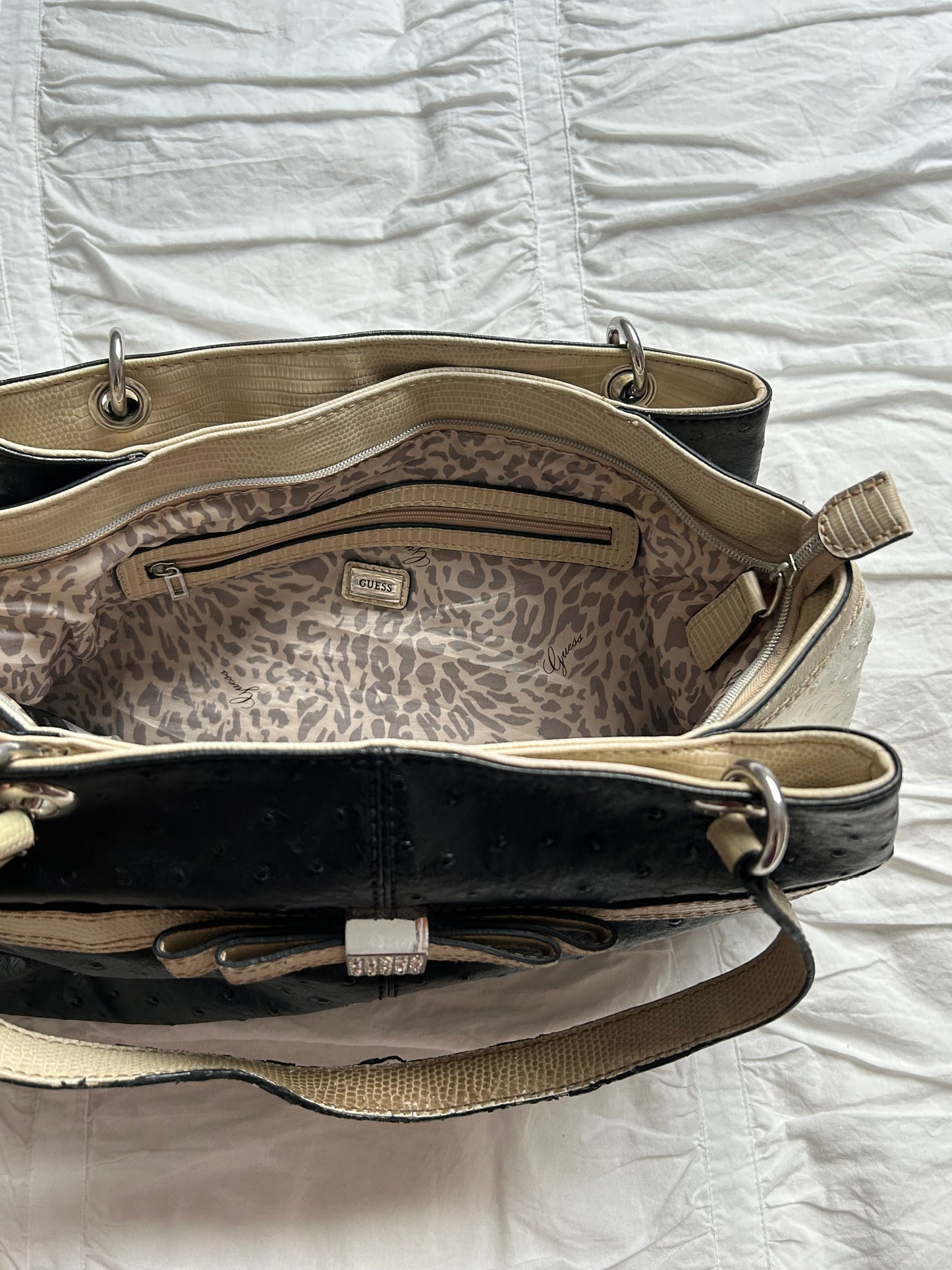 Guess Schultertasche Straußen-Optik & Strass-Schleife (Y2K Style)