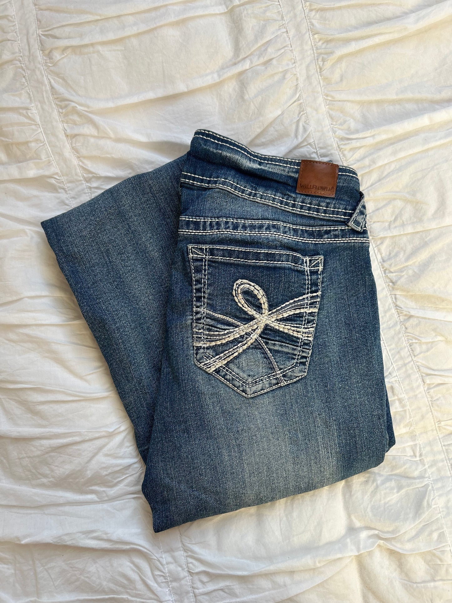 Vintage WallFlower Denim mit Stickerei