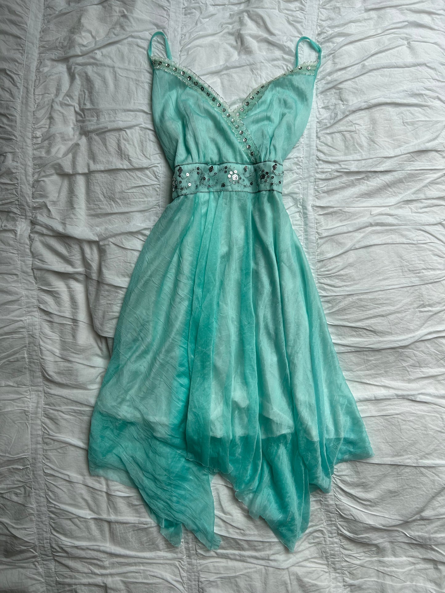 Verspieltes Cocktailkleid Türkis Pailletten-Details & Zipfelsaum