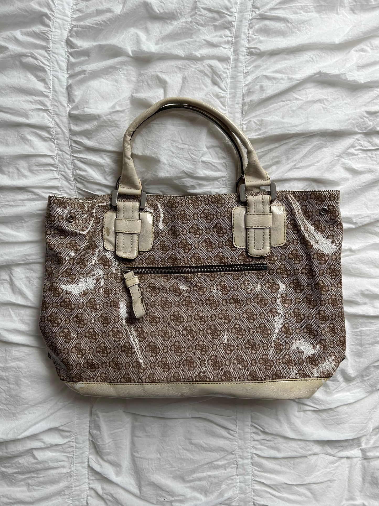 Vintage Guess Handtasche Braun/Beige Logo-Muster & cremefarbener Lack-Look-Still Alive