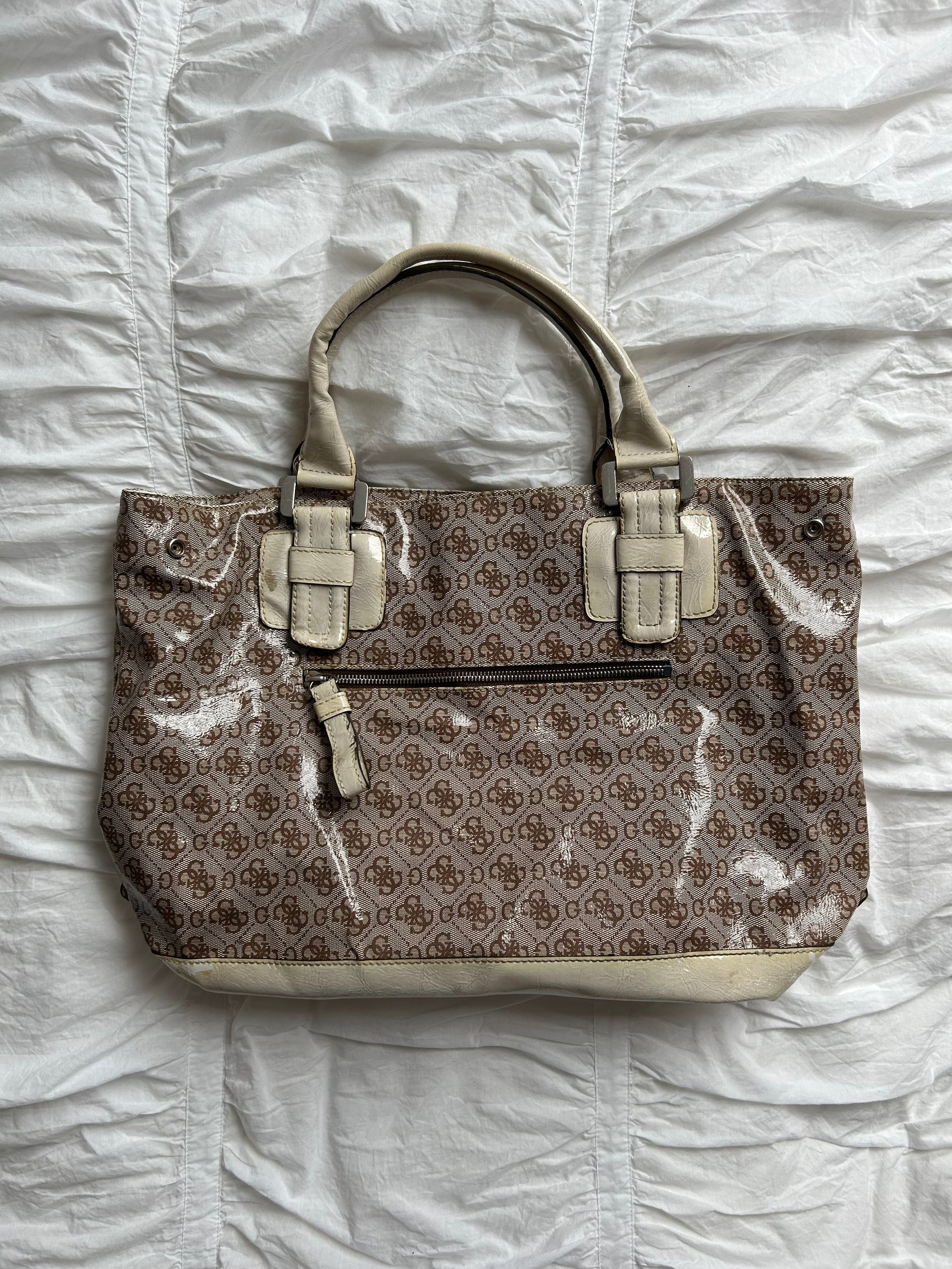 Vintage Guess Handtasche Braun/Beige Logo-Muster & cremefarbener Lack-Look-Still Alive