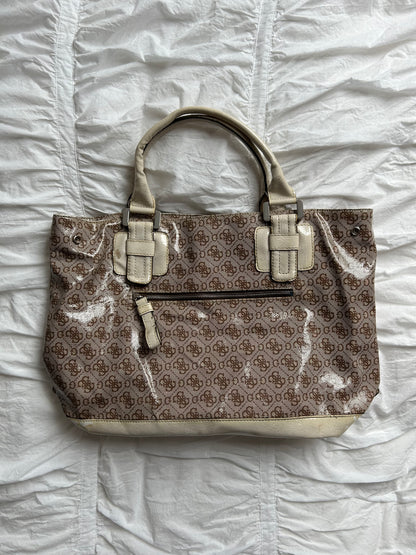 Vintage Guess Handtasche Braun/Beige Logo-Muster & cremefarbener Lack-Look-Still Alive