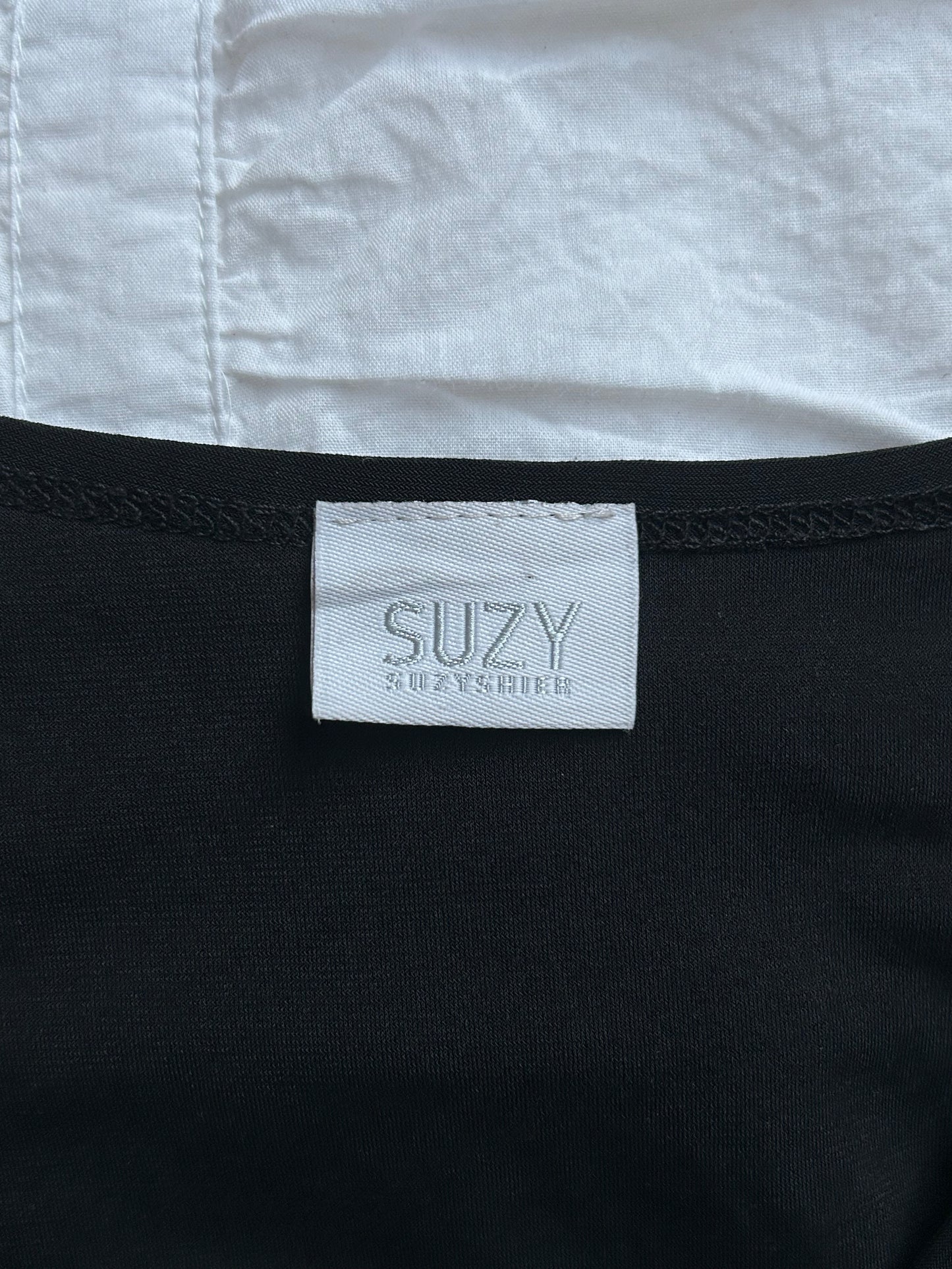 Suzy Shier Top V-Ausschnitt & Statement-Applikation