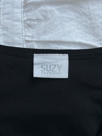 Suzy Shier Top V-Ausschnitt & Statement-Applikation