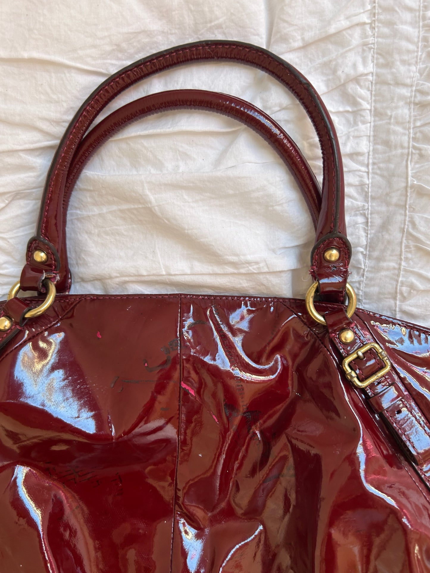 Elegante Coach Handtasche Burgunderrotes Lackleder & Gold-Details