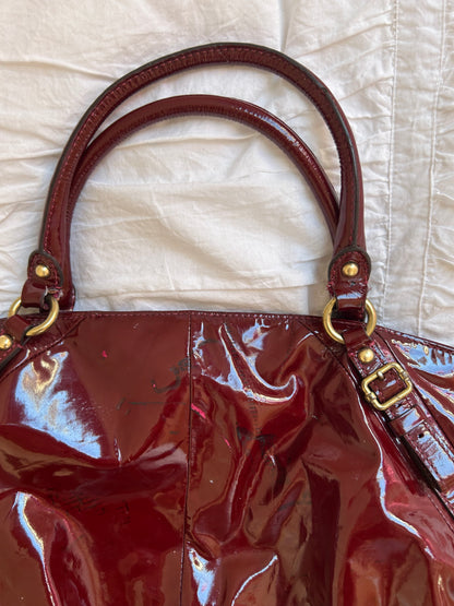 Elegante Coach Handtasche Burgunderrotes Lackleder & Gold-Details