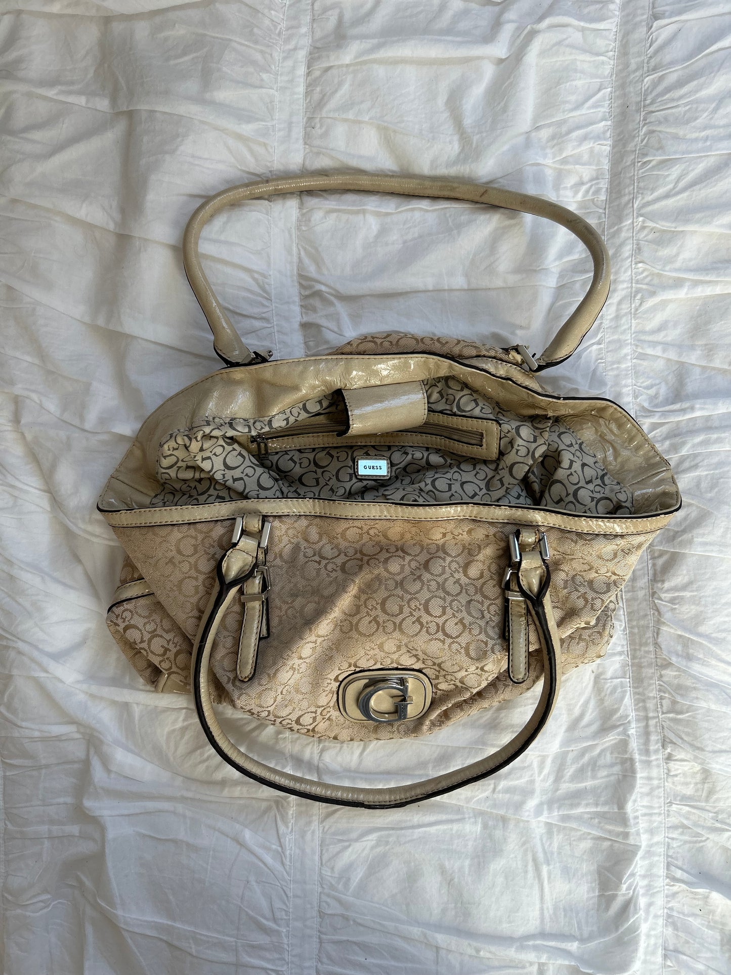 Vintage Guess Handtasche Klassisches Logo-Design in Beige