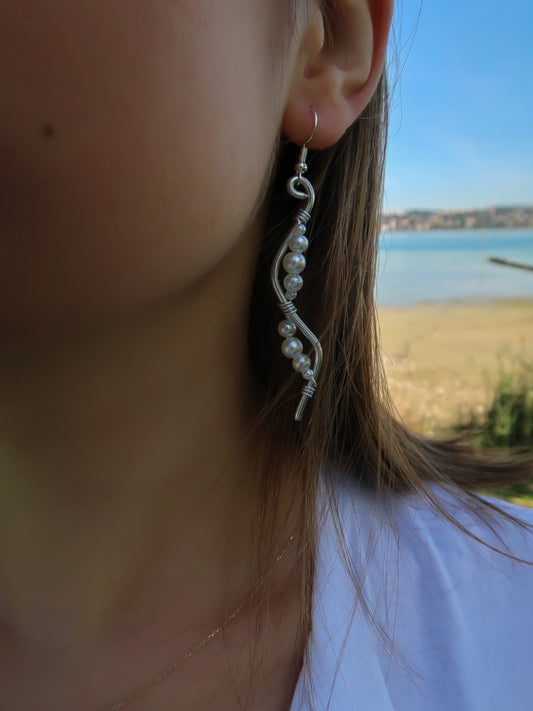 Elegante Wellen Ohrringe mit Perlen