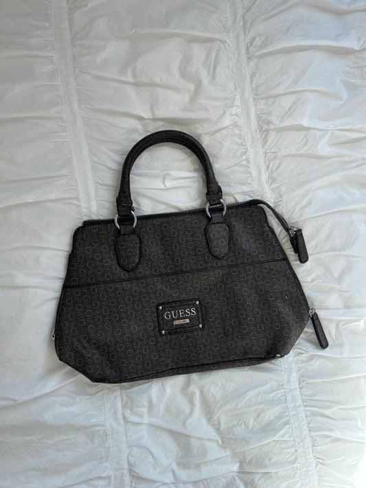 Guess Handtasche Dunkelbraunes Logo-Muster & Leopard-Innenfutter