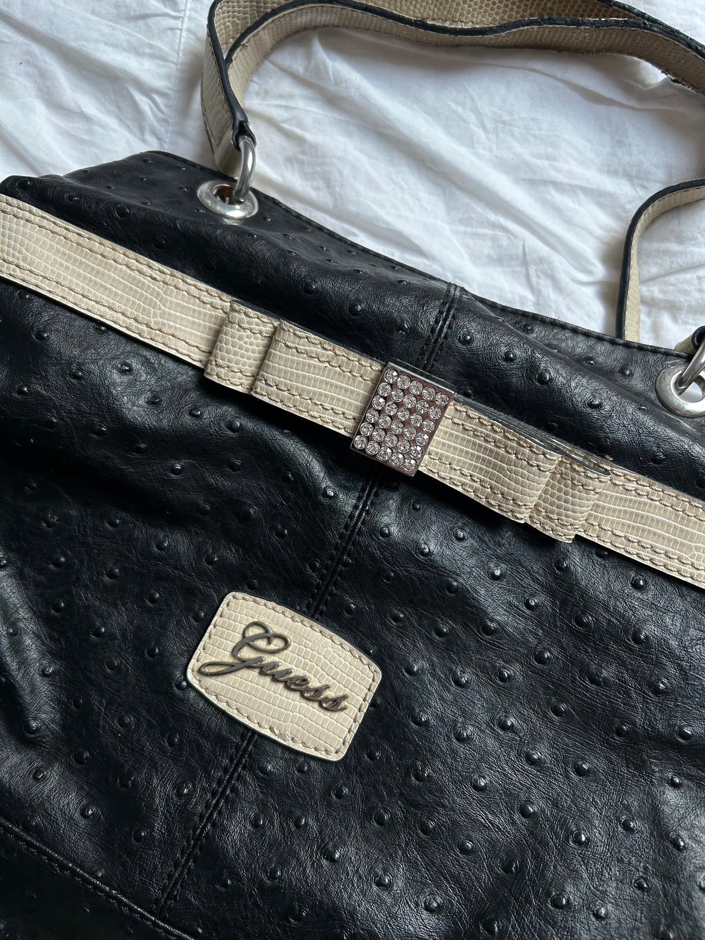 Guess Schultertasche Straußen-Optik & Strass-Schleife (Y2K Style)