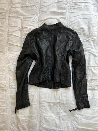 Vintage Saint Tropez Echtlederjacke – Biker-Stil & Rippstrick-Einsätze-Still Alive