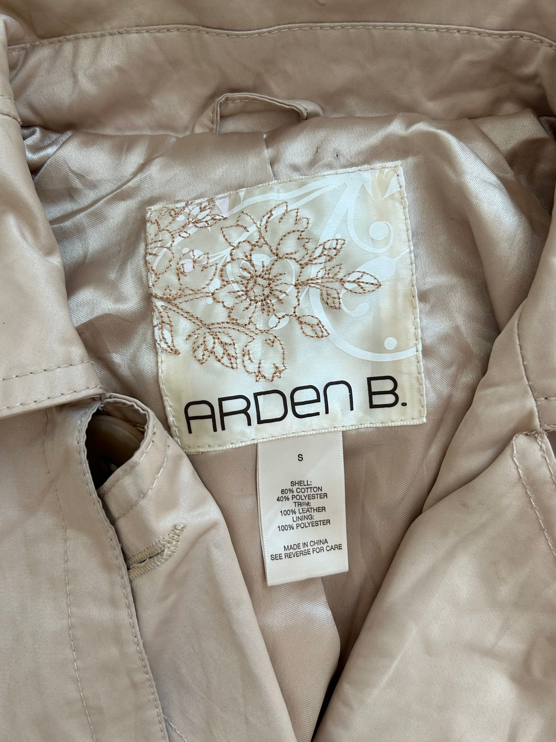Vintage Arden B. Trenchcoat – Perforiertes Metallic-Leder & Gürtel-Still Alive