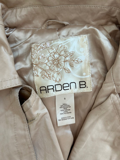 Vintage Arden B. Trenchcoat – Perforiertes Metallic-Leder & Gürtel-Still Alive