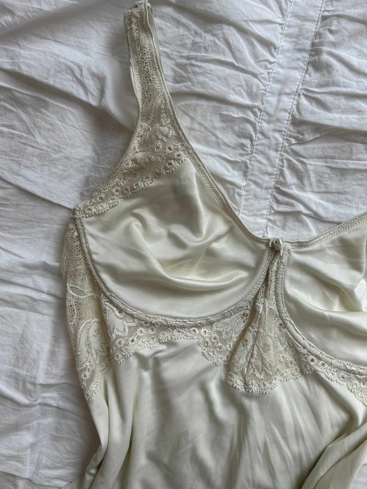 Spitzen-Camisole – Satin & Romantik
