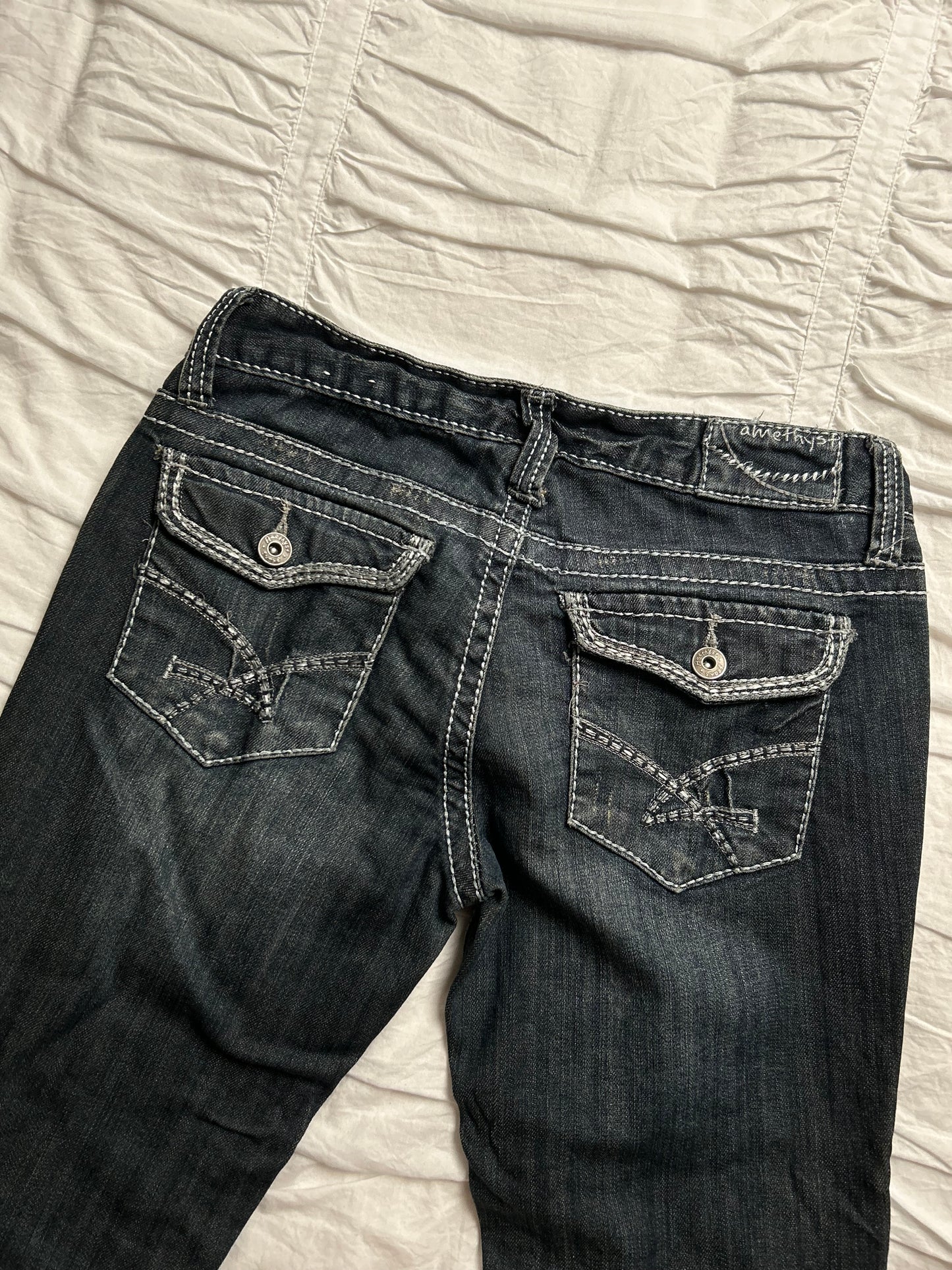 Vintage Amethyst Jeans Markante Kontrastnähte & Stickerei-Still Alive
