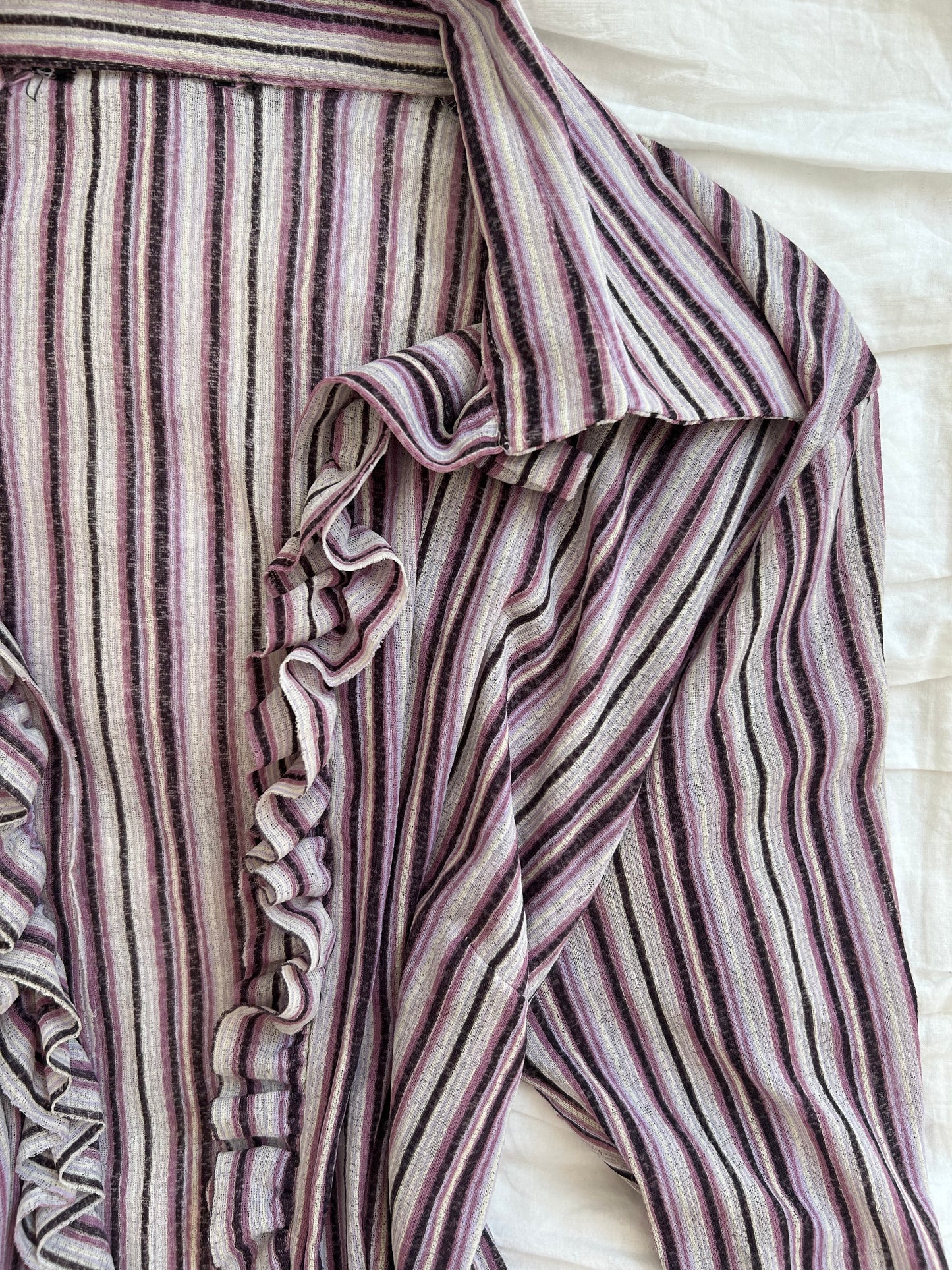 Vintage George Ruffle Bluse – Trompetenärmel & Streifen-Design-Still Alive