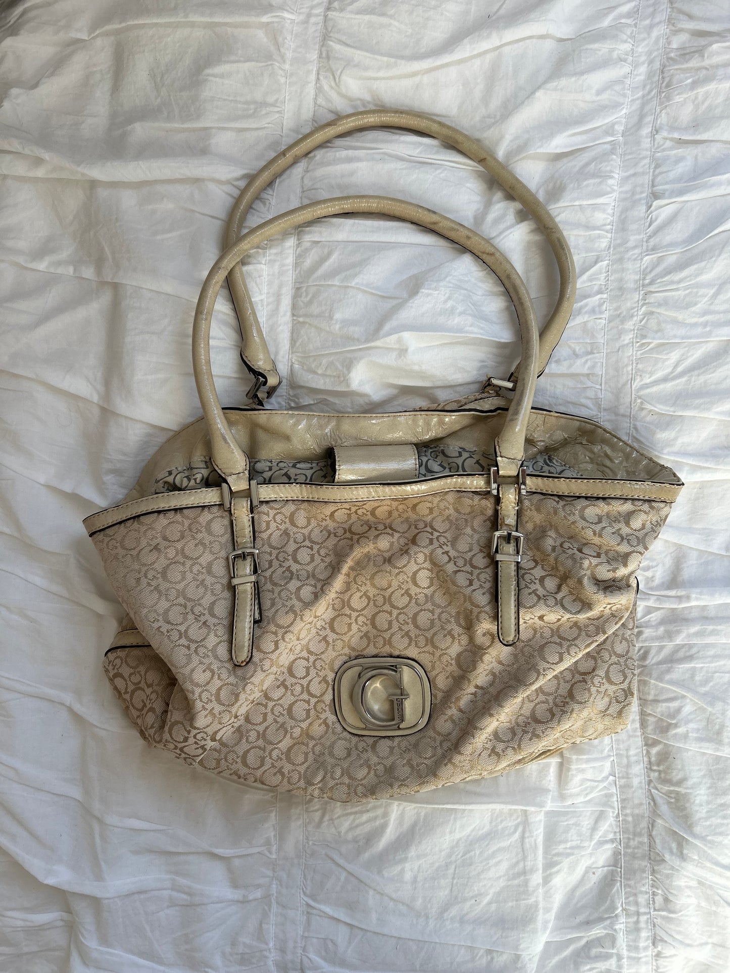 Vintage Guess Handtasche Klassisches Logo-Design in Beige