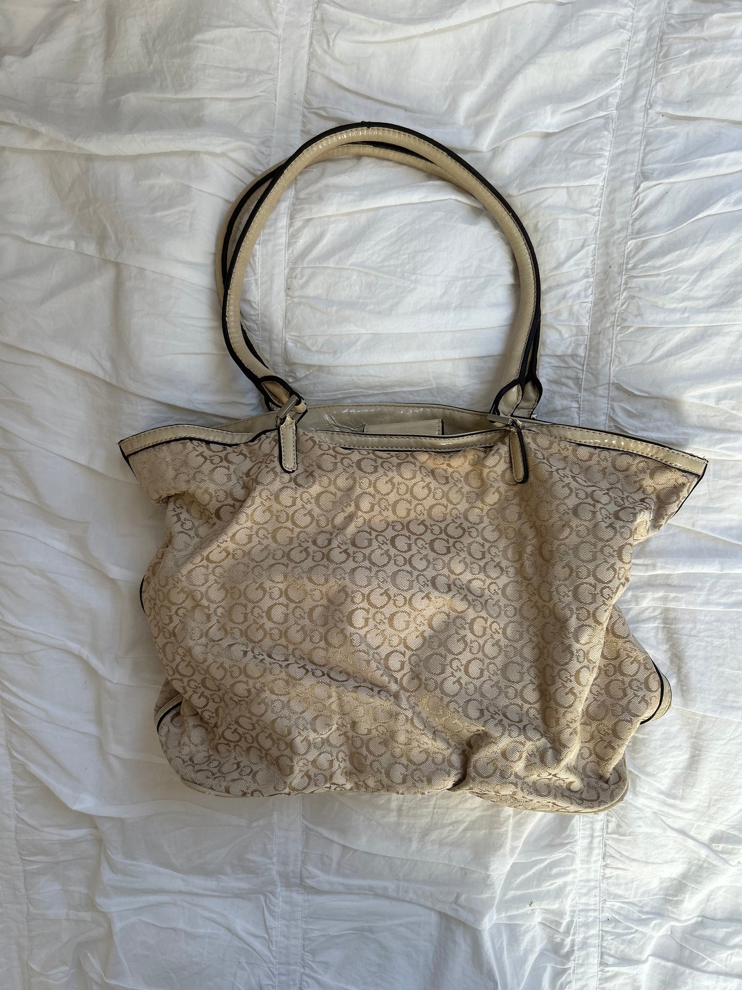 Vintage Guess Handtasche Klassisches Logo-Design in Beige