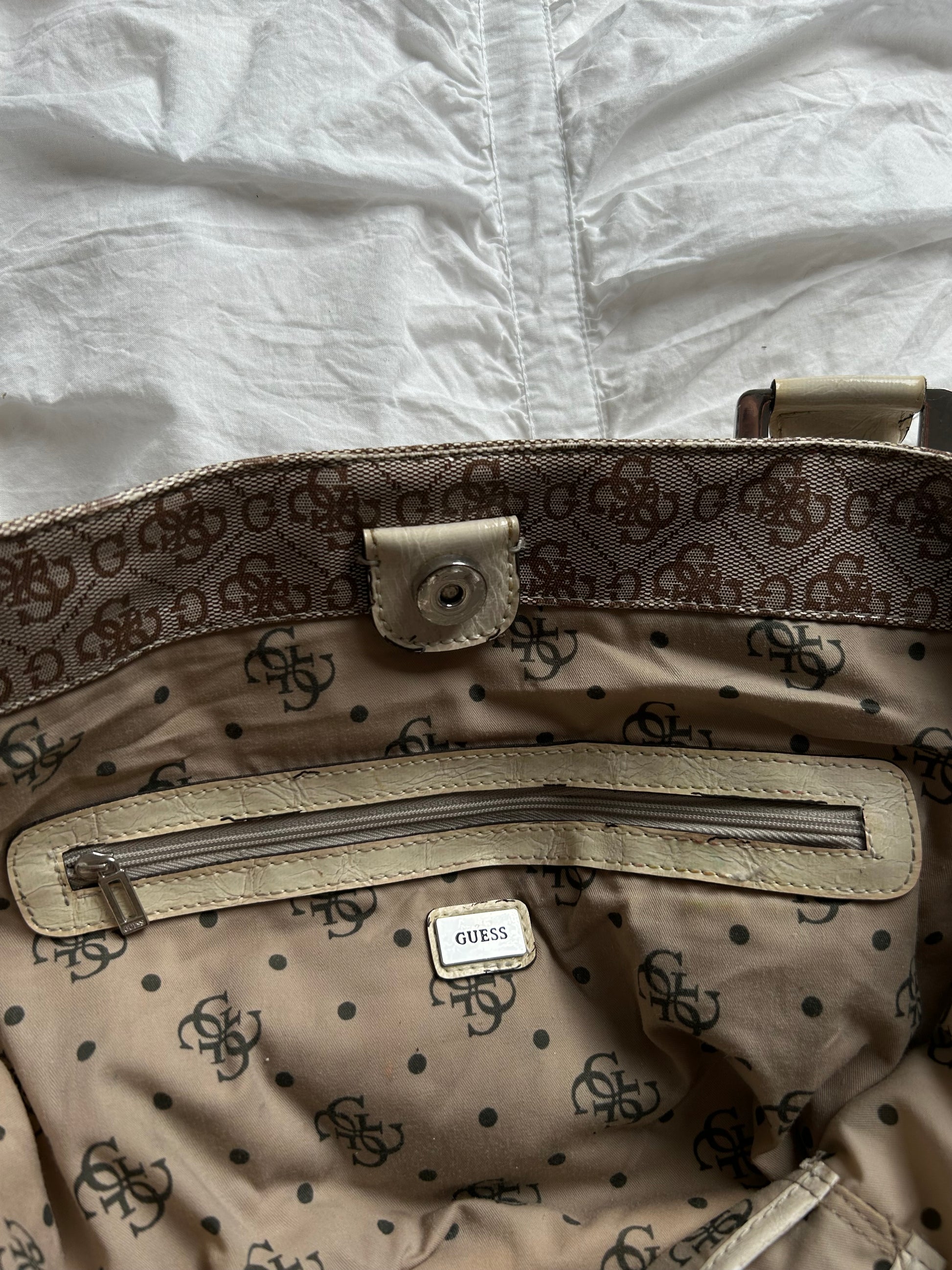 Vintage Guess Handtasche Braun/Beige Logo-Muster & cremefarbener Lack-Look-Still Alive