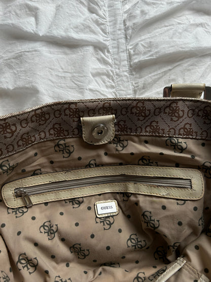 Vintage Guess Handtasche Braun/Beige Logo-Muster & cremefarbener Lack-Look-Still Alive