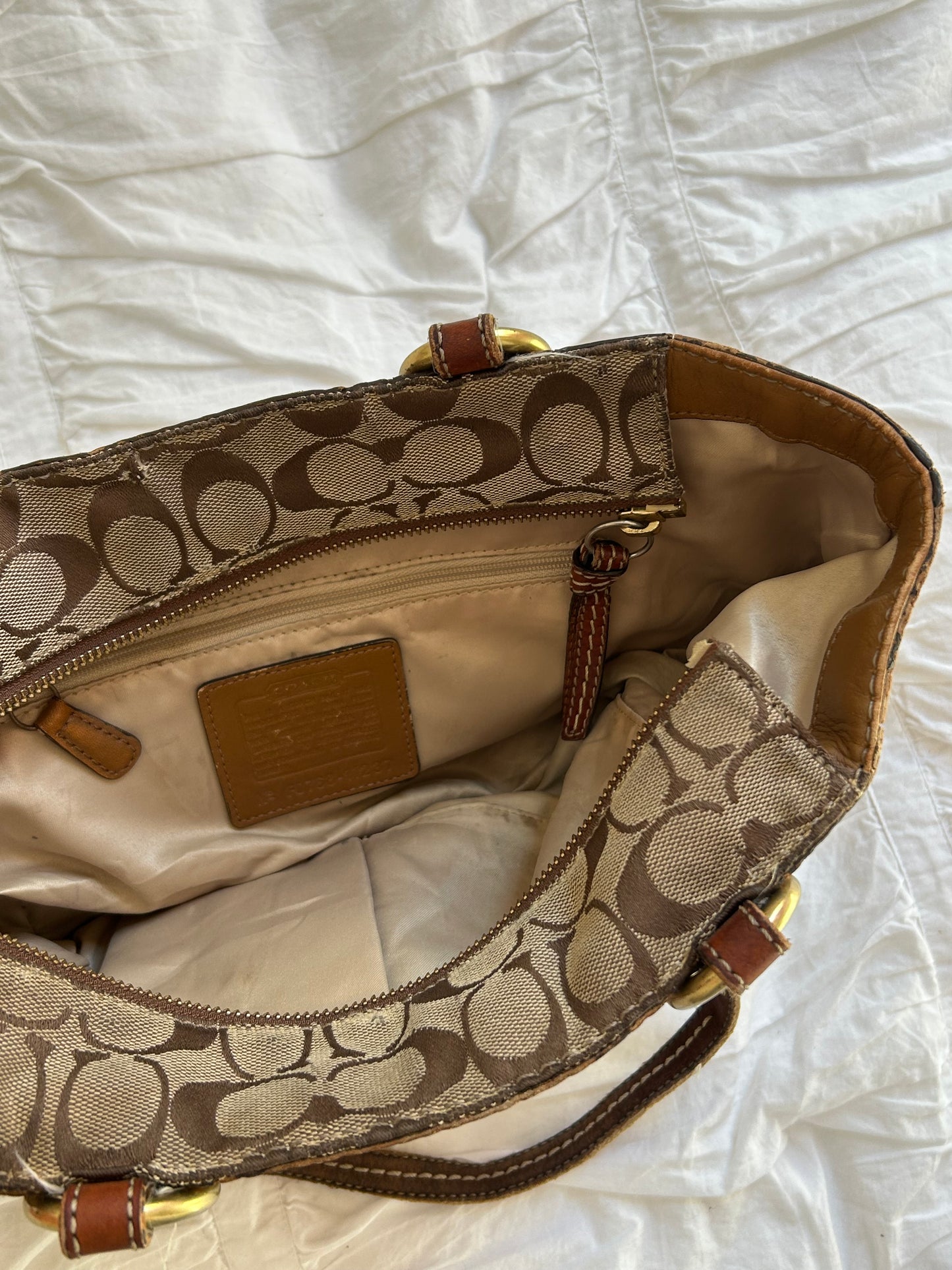 Vintage Coach Schultertasche – Ikonisches Signature-Canvas in Braun