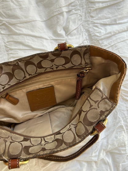 Vintage Coach Schultertasche – Ikonisches Signature-Canvas in Braun