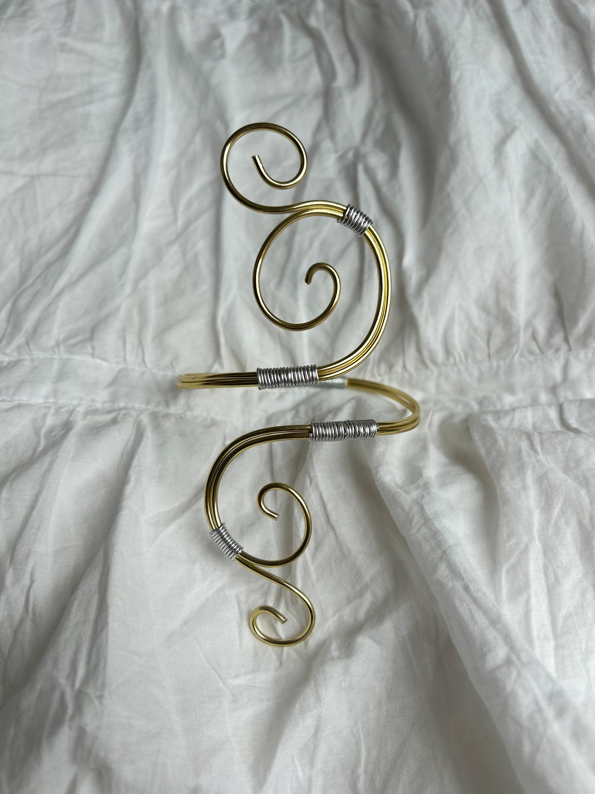 Goldener Boho Spiral Oberarmreif mit Silberdetails