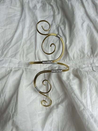 Goldener Boho Spiral Oberarmreif mit Silberdetails