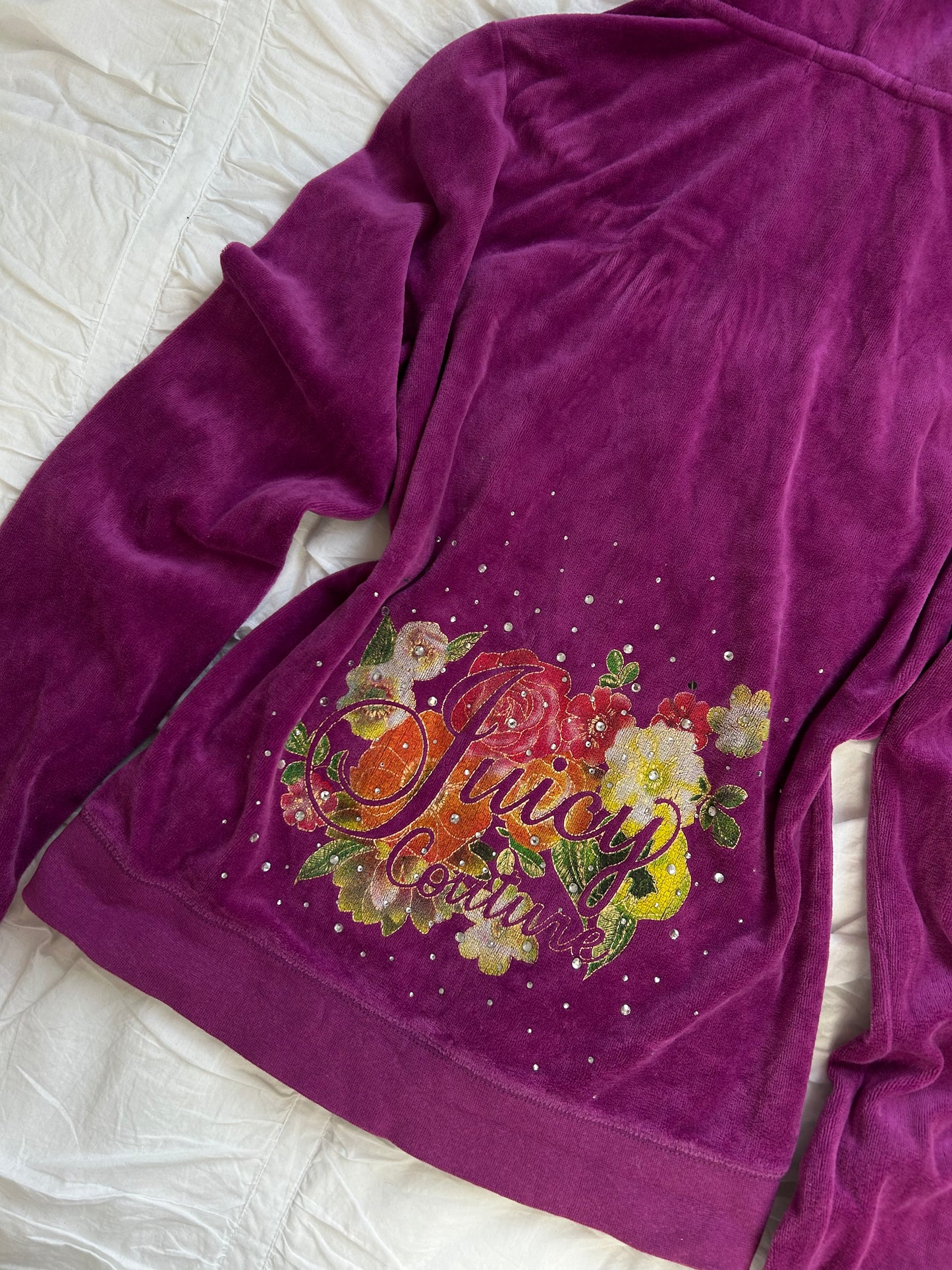 Vintage Juicy Couture Velours-Set in Violett – Floraler Rückenprint & Strass