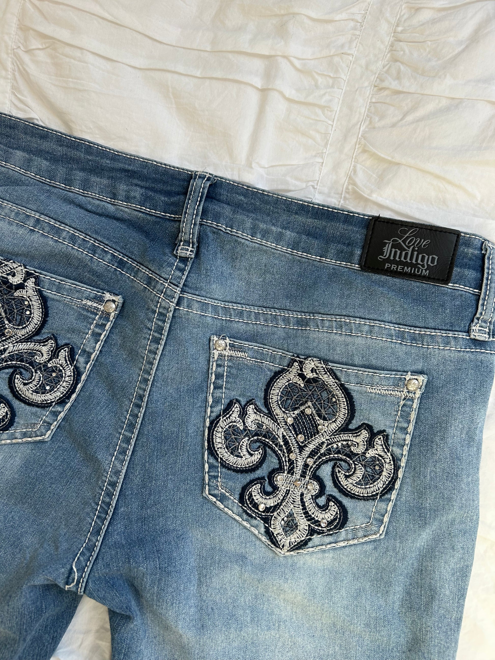 Vintage Love Indigo Premium Jeans – Fleur-de-lis-Stickerei & Strass-Still Alive