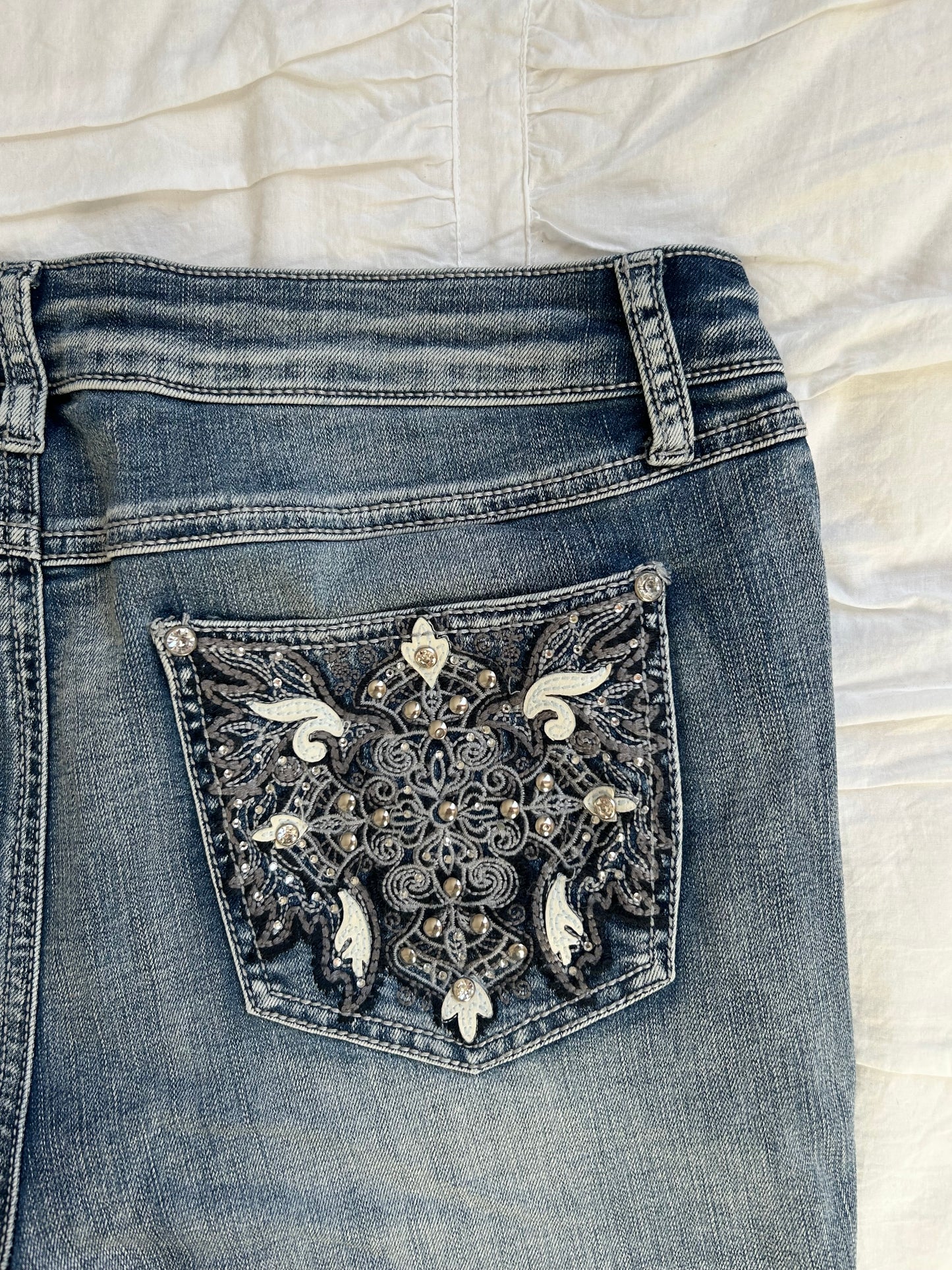 Vintage EST. 1946 Denim Jeans – Ornament-Stickerei & Strass