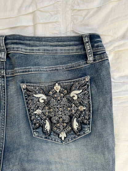 Vintage EST. 1946 Denim Jeans – Ornament-Stickerei & Strass